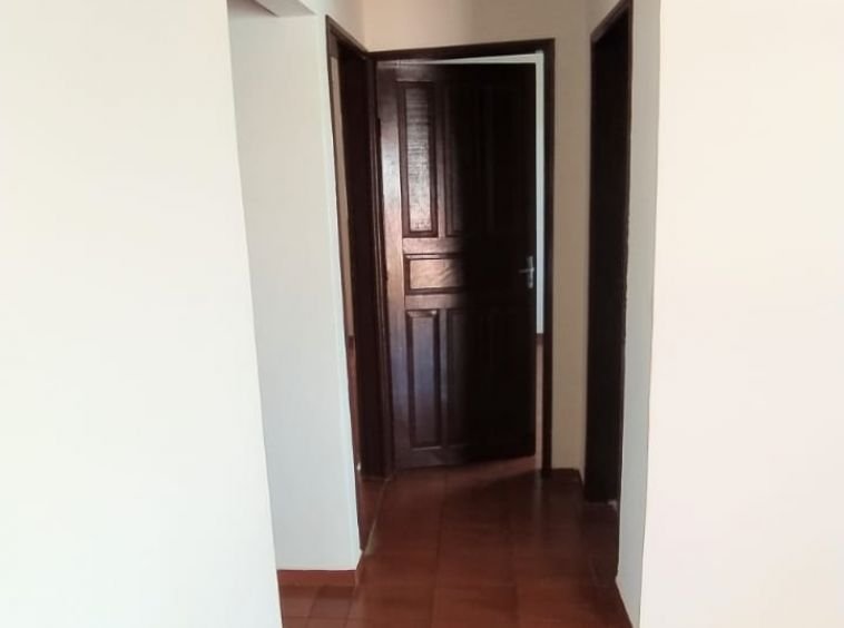 CASA DE ALVENARIA AOS FUNDOS NO CENTRO